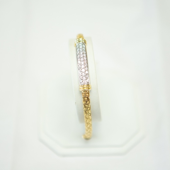Jewelry - 18k bangle round diamond bracelet